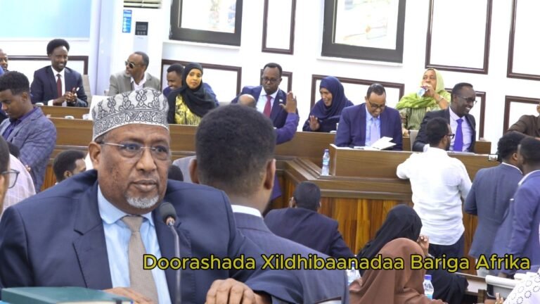 {DAAWO MUQAALKA}  Guddoomiye Aadan Madoobe” Qudbado masiin karno Musharixiinta”