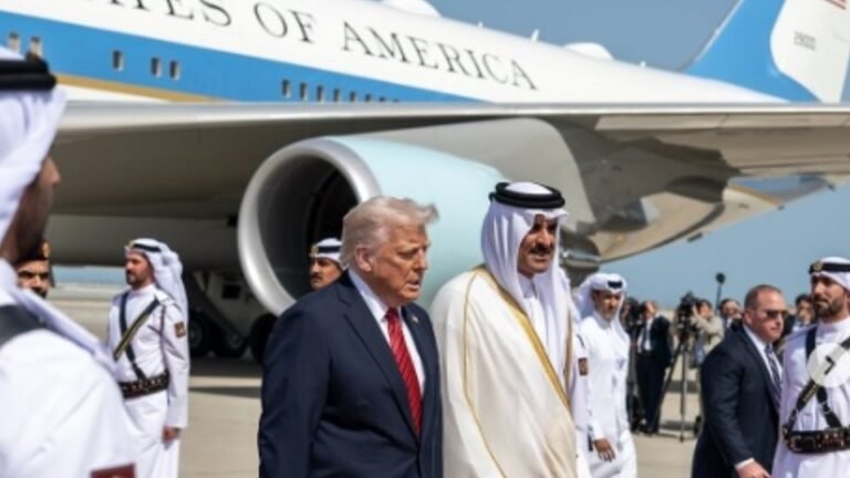 Trump oo gudaha diyaaradda Air Force One kulan deg deg ah kula qaadan doono Amiirka Qatar.