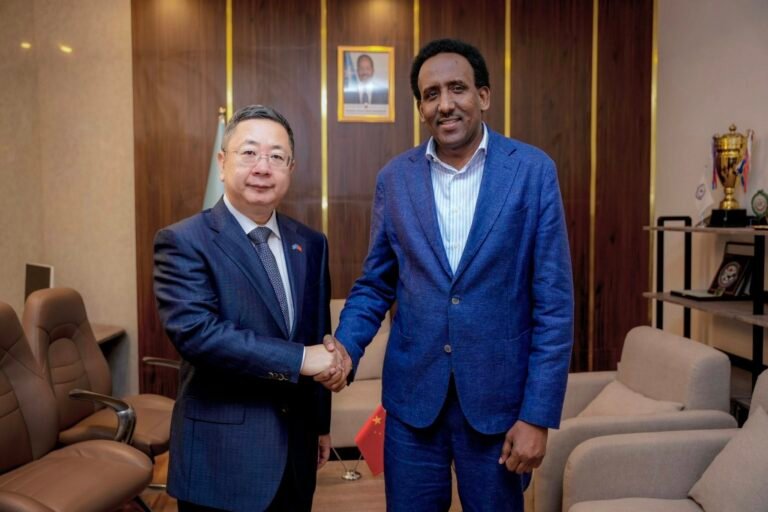 Agaasimaha Hay’adda Socdaalka iyo Jinsiyadda  oo kulan la qaatay Safiirka Shiinaha u fadhiyo Soomaaliya.