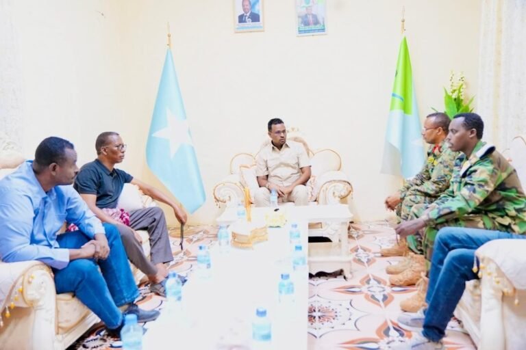 Gudoomiyaha Gobalka Hiiraan oo la kulmay saraakiisha ciidamada qalabka sida.