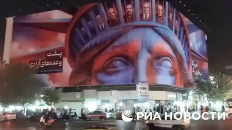 Iiraan oo shaashad weyn ku soo muujisay sawirada dhowr hoggaamiye oo isku haleeyay Beenta Mareykanka.