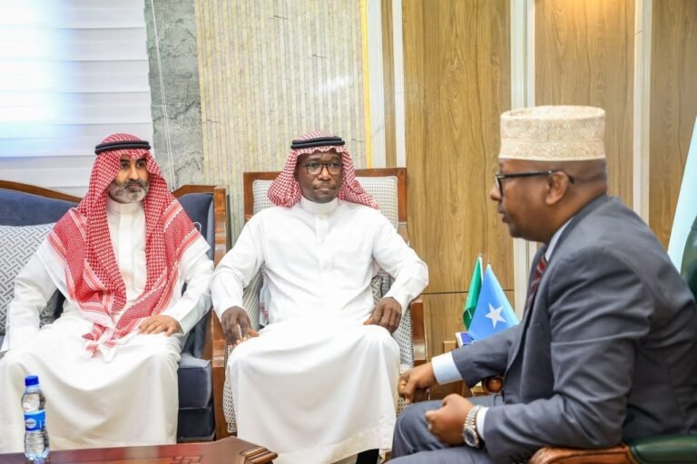 Safiirka Sacuudiga ee Soomaaliya, oo Maanta Booqday Wasaarada Gaashaandhiga Soomaaliya.