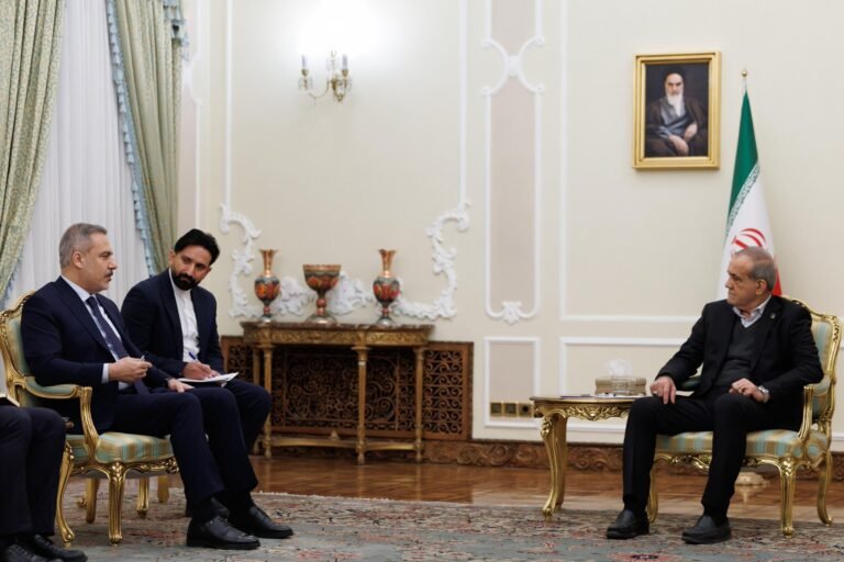 Wasiirka arrimaha dibadda Turkiga, oo booqasho ku tagay caasimadda Dalka Iiraan.