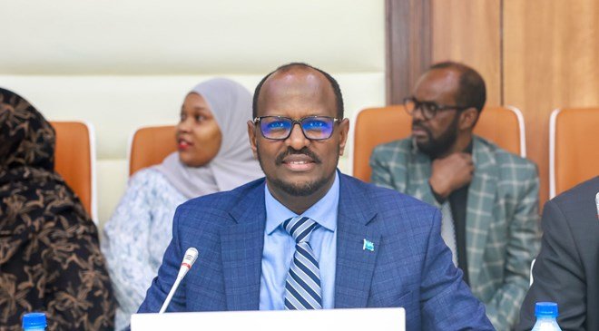 Wasiir Daahir Shire Oo Kahadlay Arimaha   shidaal Qodista”