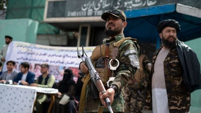 weerar ay dad ku dhinteen oo ka dhacay bakistaan