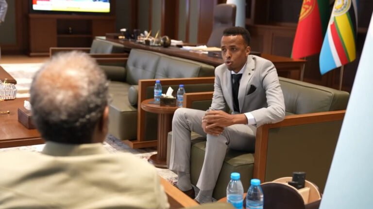 {DAAWO MUQAALKA}  Madaxweyne Xasan oo si heer sare ah u qaabilay Garsoore Cumar Cartan.