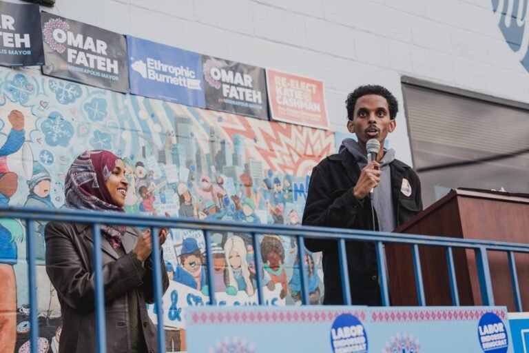 Xildhibaan Ilhaan Cumar oo Soomaalida ku nool Maraykanka ugu baaqday in ay codkooda siiyaan Cumar Faatix