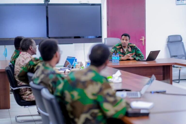 Taliyaha Ciidanka Dhulka oo Soo Xiray Shirkii Taliyaasha Qeybaha Ciidanka Dhulka.