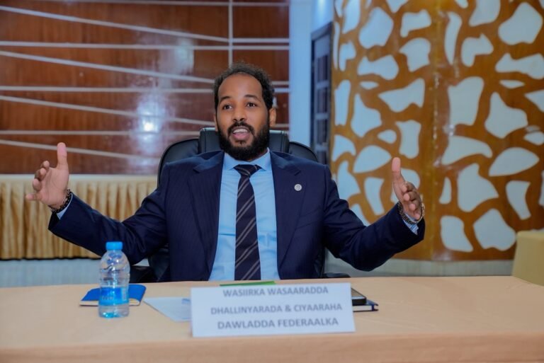 Wasiirka Cayaaraha XFS Awood ma u leeyahay in uu shaqada ka joojiyo GOS & in uu dacwad ka gudbiyo?