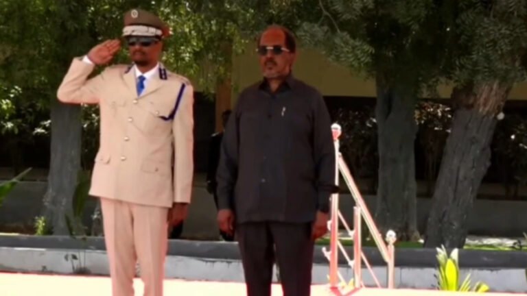 {DAAWO MUQAALKA}  MW Xasan sheekh oo ubax dhigay taalada Ciidanka Booliska Soomaaliya.