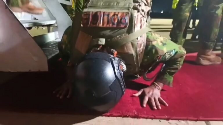 Muuqaal laga duubay Askari Soomaali ah oo ka tirsan ciidanka Kenya oo qabsaday Baraha Bulshada.