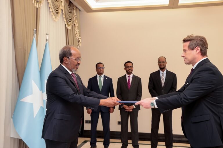 Madaxweynaha Soomaaliya oo warqadaha Aqoonsiga ka gudoomay lix danjire.