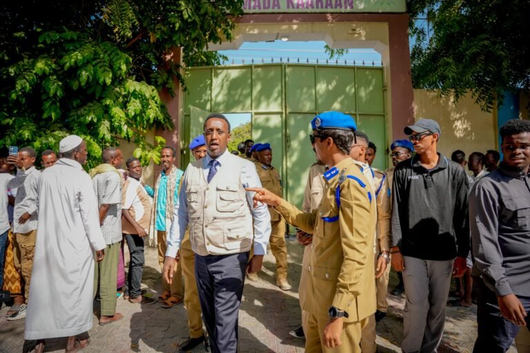 Guddoomiyaha Guddiga Maxabannaan ee Doorashooyinka oo Shegay in ay billaabatay tirinta codadka la dhiibtay