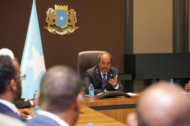 Madaxweyne Xasan Sheekh oo la kulmay ururradii ka qeybgalay doorashadii golayaasha deegaanka ee gobolka Banaadir.