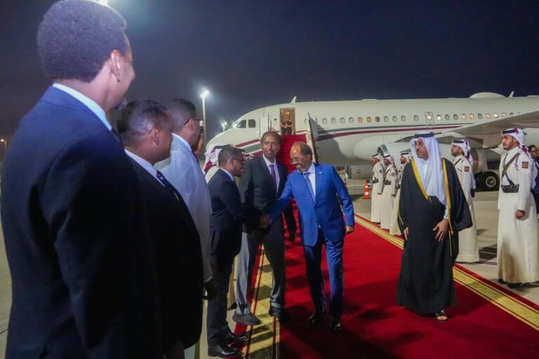 Madaxweyne Xasan Sheekh oo gaaray magaalada Dooxa ee dalka Qatar.
