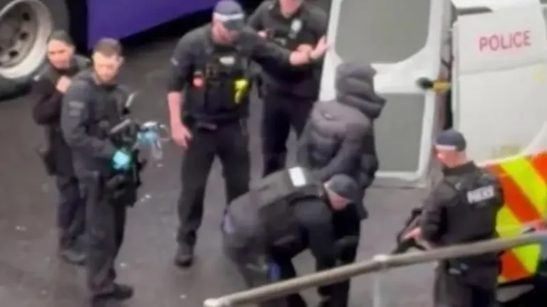 Nin ayaa lagu xiray Garoonka Diyaaradaha Heathrow ka dib markii tiro dad ah lagu buufiyay basbaas.