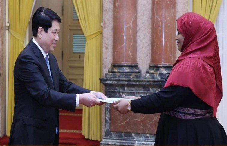 Madaxweynaha Vietnam, oo waraaqaha aqoonsiga denjirenimo ka guddoomay Danjiraha Soomaaliya.