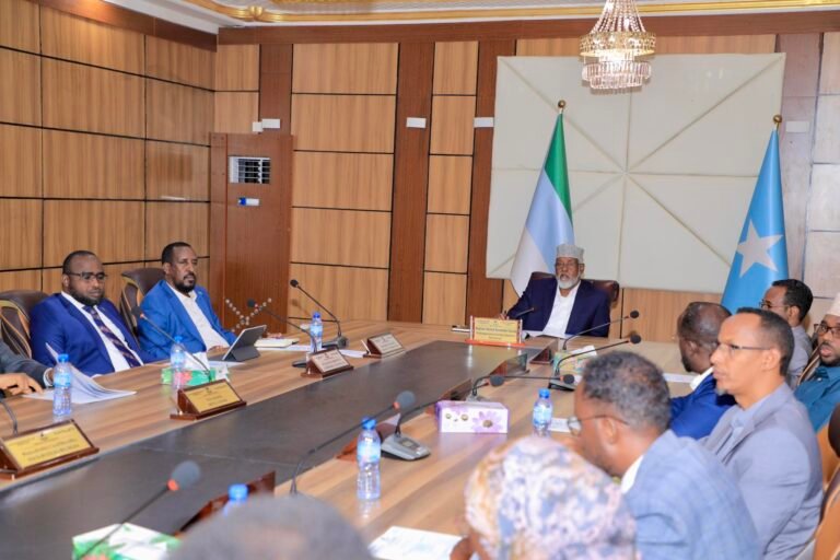 Golaha Wasiirrada Jubbaland oo ka shiray Labo qodob oo Deegaanka ku soo Korodhay.