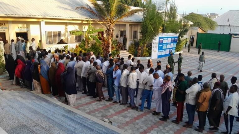 Long Queues Form Across Mogadishu as Residents Await Opening of Polls for Historic Vote