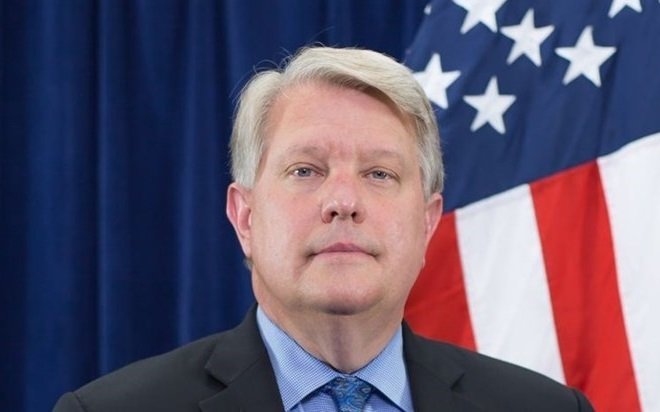 Xilka ka qaaday Lagu sameeyay Safiirkii Mareeykanka u fadhiyay Soomaaliya.