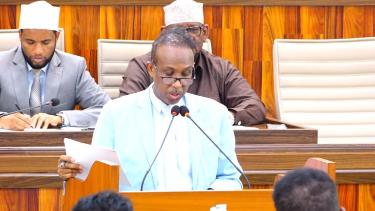 {DAAWO MUQAALKA}  Xildhibaan Saadaq ” Halaceliyo Sharciga Dhismaha Hay’adda Qaran”