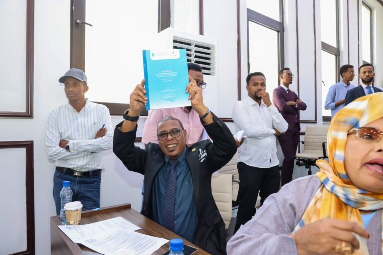 {DAAWO SAWIRADA} 180 Xildhibaan iyo 31 Sanator ayaa soo xaadiray Kulanka oo la horgeeyay wax ka bedelka Dastuurka.