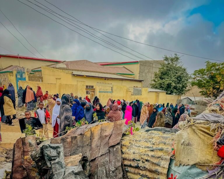 Dab ka kacay Hargaysa  Ayaa waxa kugeriyoday 5 qof oo isku qoys ahaa.