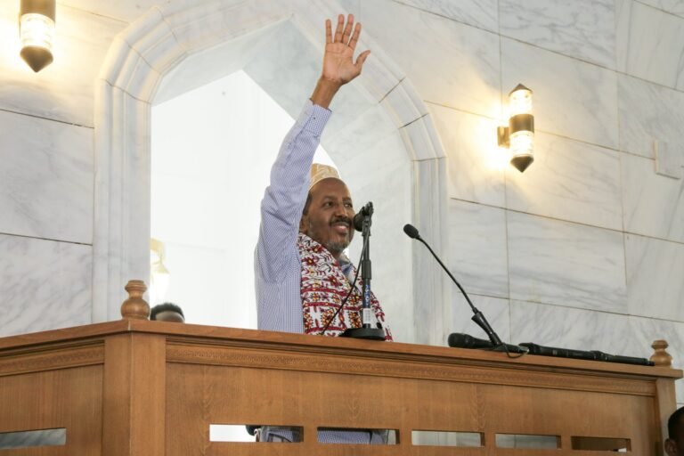 Madaxweyne Xasan Sheekh oo Salaadda Jimcaha Shacab Muqdisho  kula tukaday Masjidka Abuu Hurayra ee Suuqa Bakaaraha .