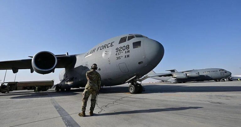 Mareykanka oo boqolaal askari oo ka tirsan ciidamadiisa ka Daad gureynaayo saldhigga cirka ee dalka Qatar.