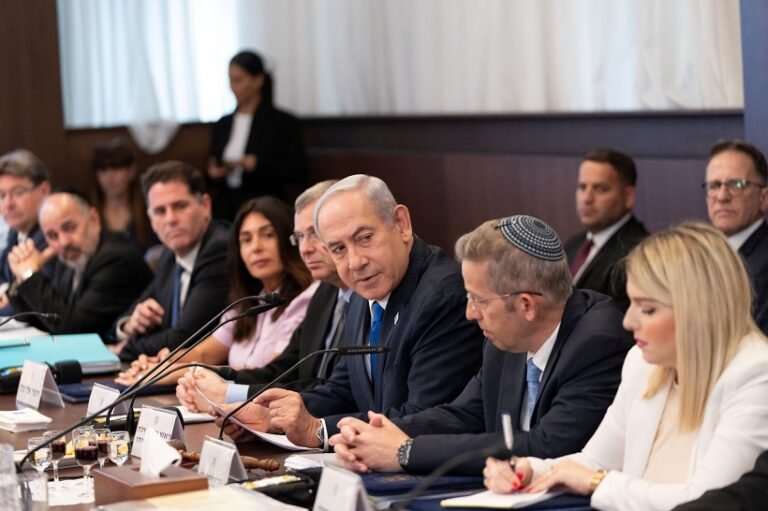 Netanyahu ayaa golihiisa wasiirrada u sheegay inuu Trump siiyay oggolaashaha duullaan ay israiil kuqaadeyso Lubnaan.