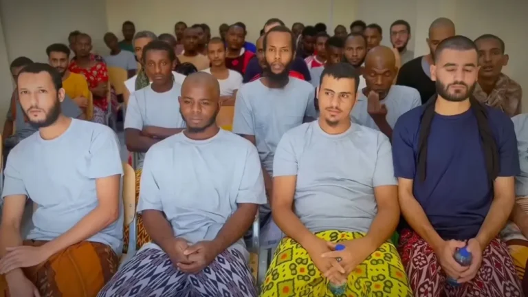 {DAAWO MUQAALKA} Puntland oo hal Arin darteed u soo Bandhigtay Maxaabiistii ay ku qabteen Dagaalkii Kooxda Daacish.