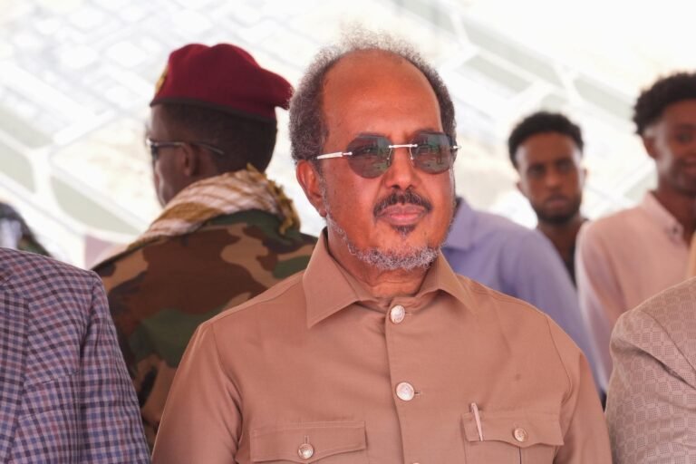 Madaxweyne Xasan Shiikh ayaa la filayaa inuu u safro magaalada Laascaanood .