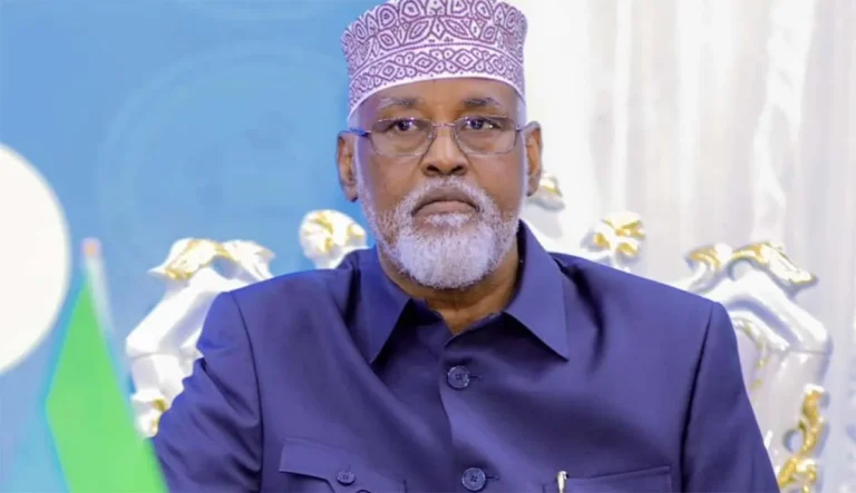 Maxkamadda gobolka Banaadir  ayaa maanta si rasmi ah ugu dhawaaqday oo cafis u fidisay Axmed Madoobe .