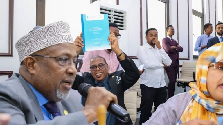 {DAAWO MUQAALKA} 180 Xildhibaan iyo 31 Sanator ayaa soo xaadiray Kulanka oo la horgeeyay wax ka bedelka Dastuurka.