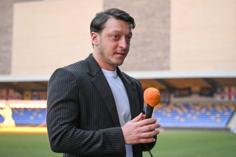 Ciyaaryahan Mesut Özil yaa ka falceliyay dhibaatooyinka lagu hayo Shacabka Falastiin.