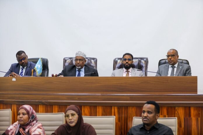 Baarlamanka oo maanta loo qeybinayo cutubyadii ugu dambeeyay ee Dastuurka.