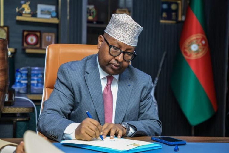 Wasaaradda Gaashaandhiga ayaa sheegtay in ay jiraan tiro askar ah oo Ciidanka Xoogga looga saarey anshax xumo .