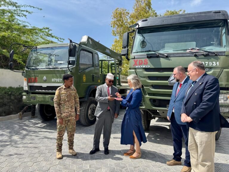 {DAAWO SAWIRADA} Midowga Yurub oo agab milatari Ku wareejiyey Dowladda Soomaaliya.