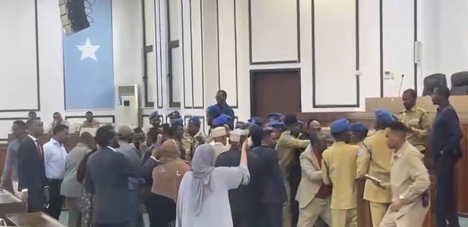 Khalalaase ka taagan BFS iyo Booliska oo Gacan qaad ku sameeyay Xildhibaanada.