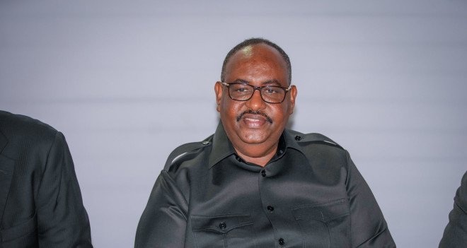 Madaxweyne Siciid Cabdullaahi Deni  oo  eeden ujeediyey Aadan Madoobe .