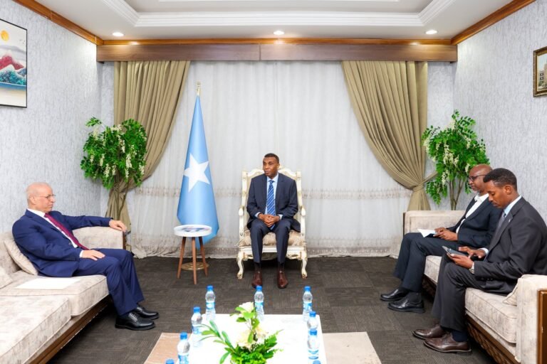 Maxeey ka wada Hadleen RW Xamsa iyo Safiirka Dowladda Ciraaq u qaabilsan Soomaaliya.?