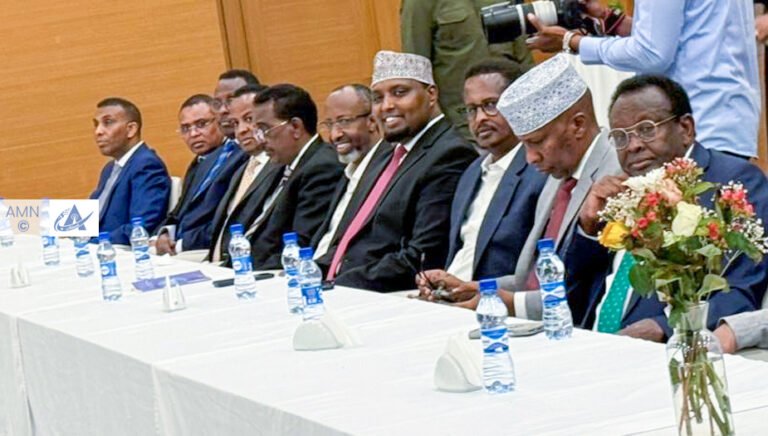 {DAAWO SAWIRADA} Madaxweynaha Soomaaliya iyo Mucaaradka oo Shir u Furmay.