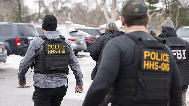 Trump oo  Gobolka Minnesota kasaaray Ciidanka ICE