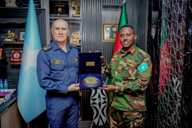 Taliyaha Ciidanka Xoogga Dalka Soomaaliyeed oo Taliska Guud ee XDS ku soo dhaweeyay Kaaliyaha Taliska Ciidanka Badda ee Turkiga.