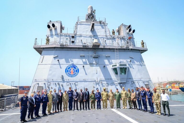 {DAAWO SAWIRADA} Markab Dagaalka oo Turkiga ayaa ku soo xirtay Dakadda Muqdisho iyo Masuuliyiin Booqatay.