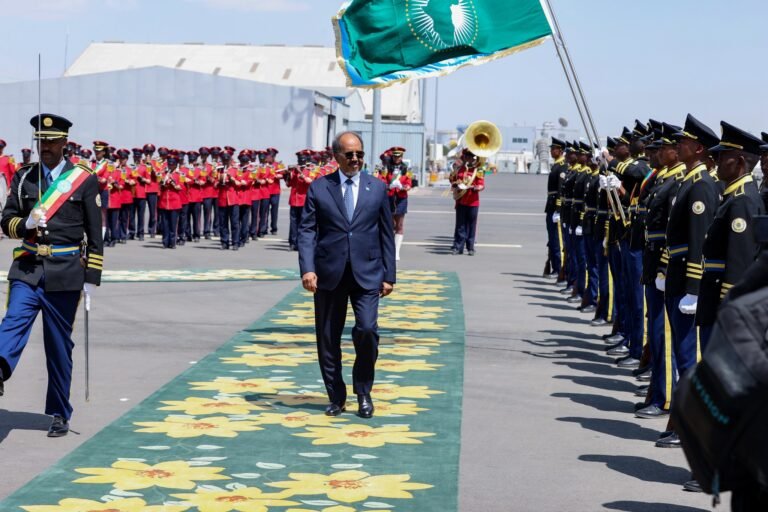 {DAAWO MUUQAALKA} Midowga Africa oo qaaday talaabo siweyn uga Farxisay Soomaaliya.