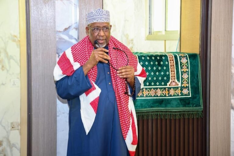 Guddoomiye Aadan Madoobe oo fariin udiray  Madaxweyne Laftagareen.