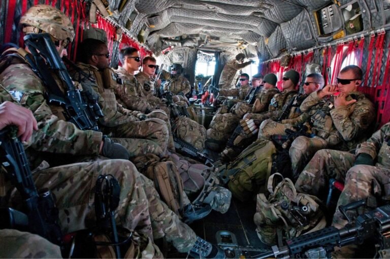 Dowlada Maraykanka oo bariga dhexe u diray Ciidamada.