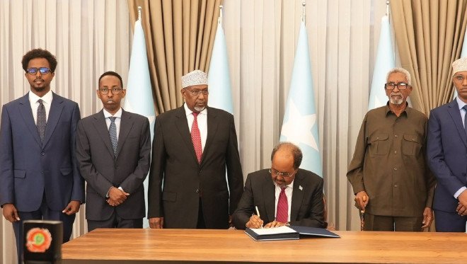 Madaxweyne Xasan Shiikh oo saxiixay dhaqan galka dastuurka cusub Soomaaliya.