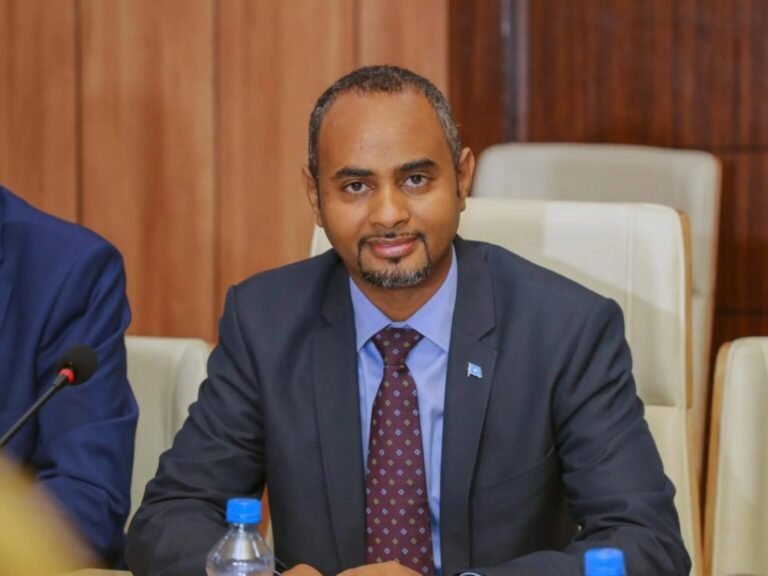 Wasiir Jaamac ayaa u jawaabay Madaxweyne Latagareen   oo shalay dhaliilay Dowladda Federaalka.